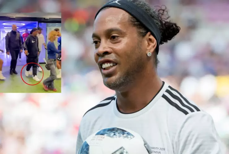 Ronaldinho jugando un partido benéfico ya retirado del futbol