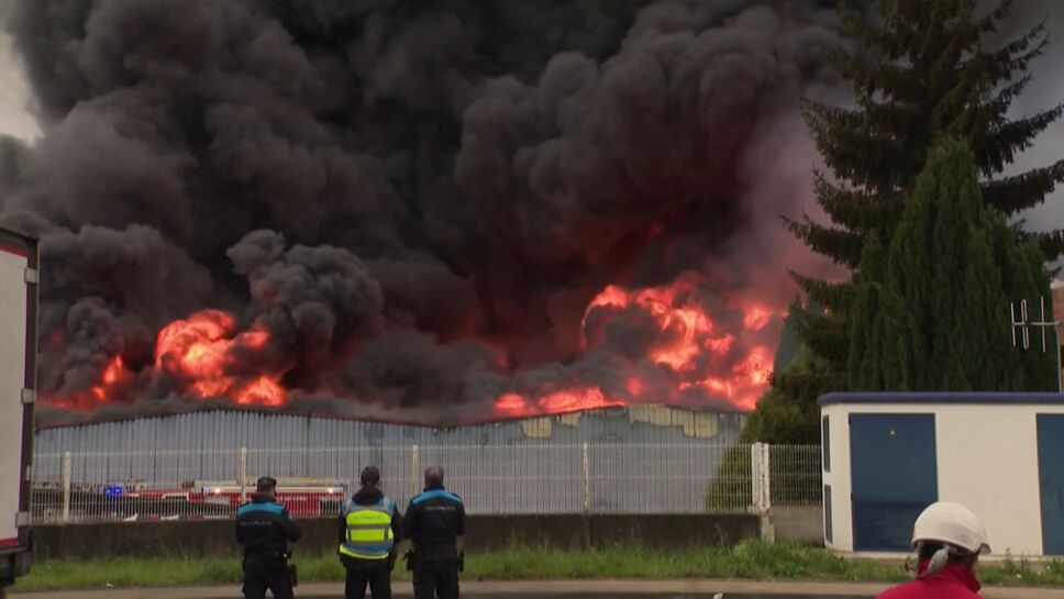 Incendio devoró 5 plantas industriales en España