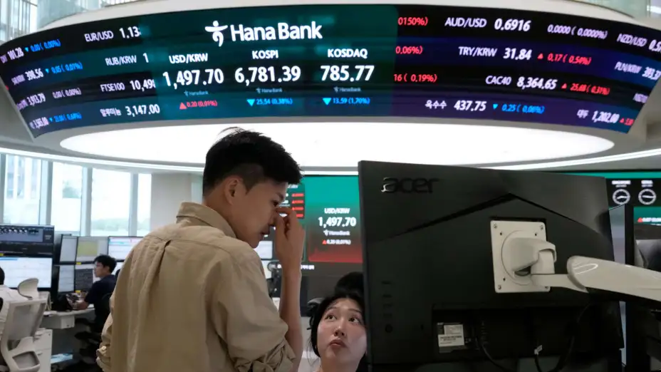 Operadores en la sala de divisas de Hana Bank en Seúl, Corea del Sur.