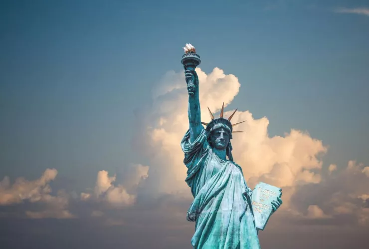 Fuerte tormenta derriba estatua de 24 metros frente a tienda Havan en Brasil