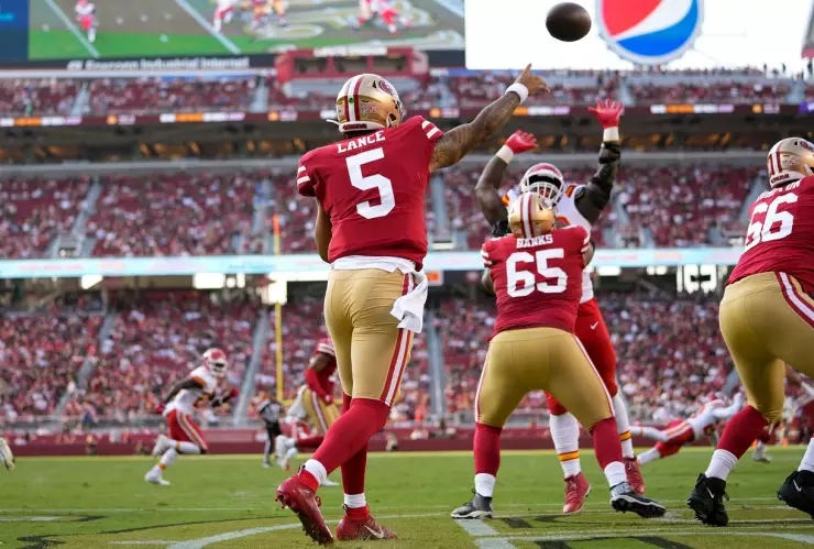 Trey Lance lanza el balón con los San Francisco 49ers