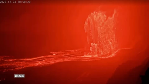 Erupción del volcán Kilauea deja fuentes de lava de hasta 30 metros