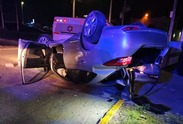 Accidente en Cancún_ Volcadura deja persona lesionada en Blvd. Colosio HOY viernes 2 de mayo de 2025.jpg