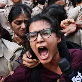 Manifestación en India por la renuncia del jefe electoral.