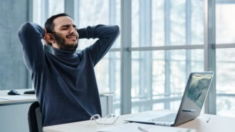 El tiempo que pasas sentado en el trabajo podría aumentar el riesgo de morir de cáncer