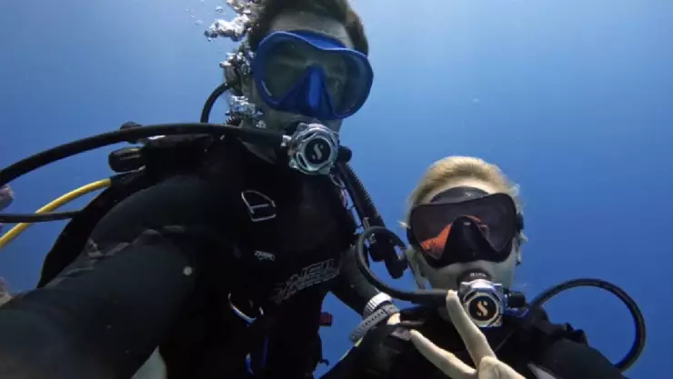 Sebastian Rulli y Angelique Boyer disfrutan del buceo en Mahahual; fans se toman foto con la pareja.jpg
