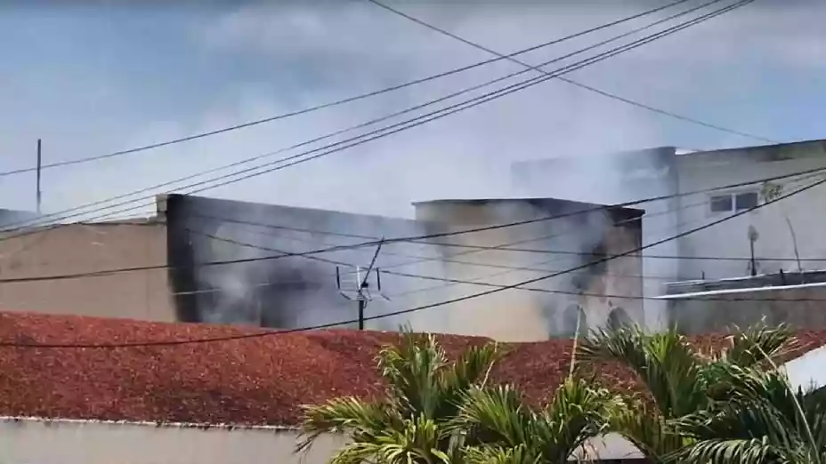 VIDEO_ Fuerte incendio deja atrapadas a 10 personas en la colonia México hoy, 9 de mayo de 2025