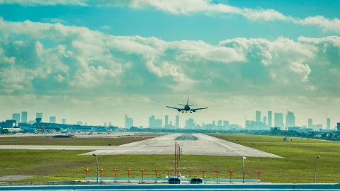 un avión aterriza en el aeropuerto de fort lauderdale