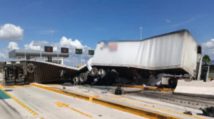 Tarde complicada en carreteras de México EN VIVO_ Accidentes, bloqueos y lluvias frenan el paso HOY.jpg