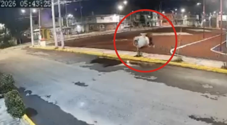 VIDEO captan a sujeto robando un tinaco de agua de un deportivo en Edomex