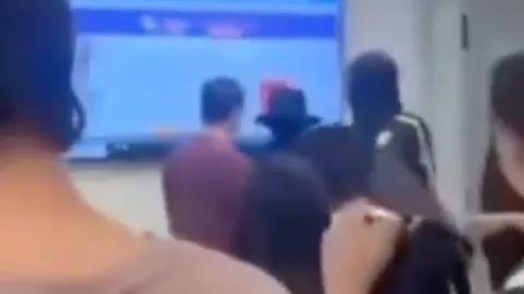 Usuarios discuten en redes la decisión del profesor de enfrentar a encapuchados en Colombia