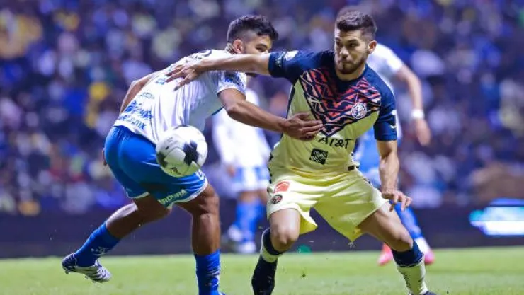 diego-de-buen-of-puebla-fights-for-the-ball-with-henry-martin-of-picture-id1363379791