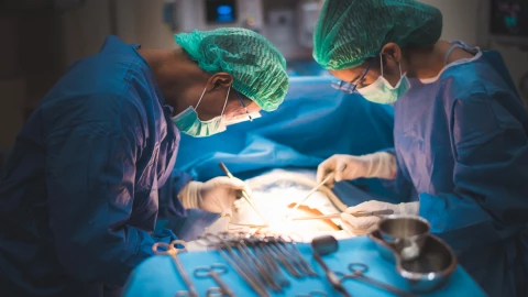 Médicos extirpan tumor gigante de 46 kilos a mujer en Brasil