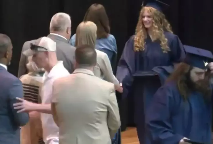 Captan acto de racismo en ceremonia de graduación y genera indignación