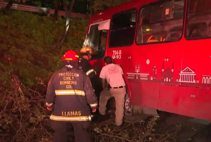 Zona Metropolitana Guadalajara: Autobús de pasajeros chocó y dejó a varios lesionados