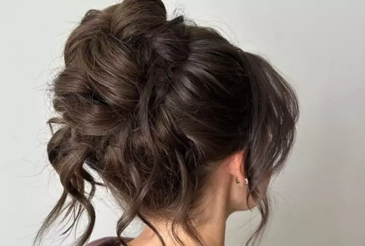 11 ideas de peinados recogidos para pelo corto que se ven elegantes y sencillos: para cualquier día del año.