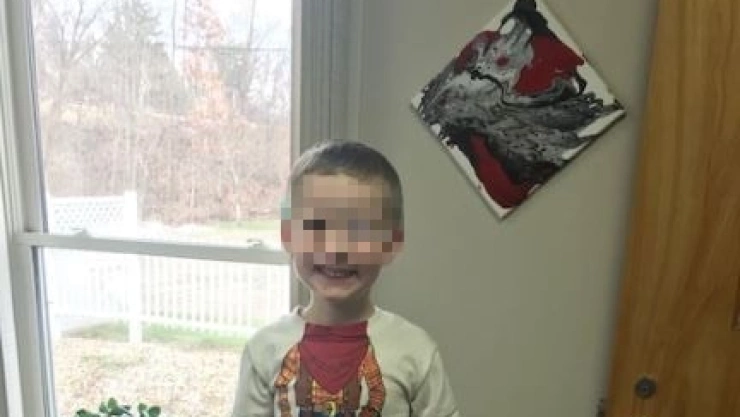 Un niño y su perrito fueron abandonados en un cementerio la noche antes de Navidad