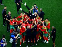 Jugadores de Marruecos festejan con su entrenador