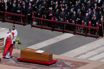 El decano del Colegio Cardenalicio vaticano, Giovanni Battista Re, esparce incienso sobre el ataúd del papa Francisco.jpg