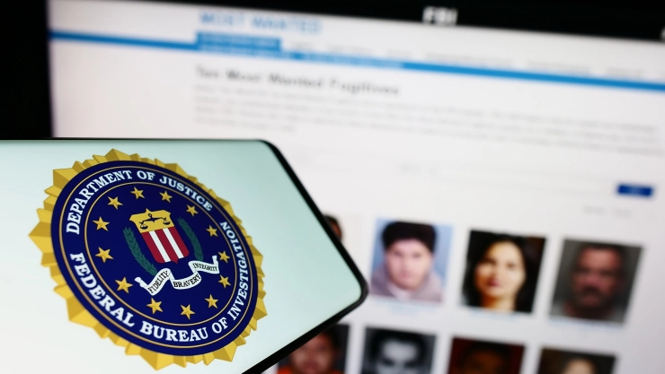 Logo del FBI con los fugitivos más buscados