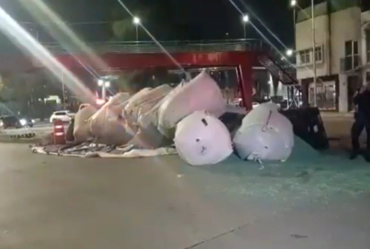 Volcadura de tráiler en Benito Juárez provoca cierre de calles y sin lesionados.