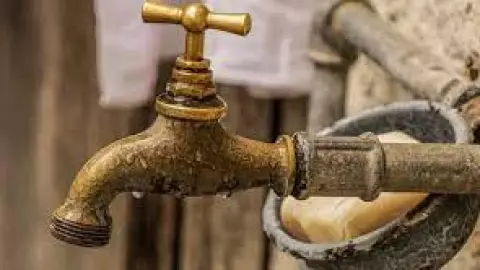 Vecinos del Cima Serena viven llenando recipientes con agua