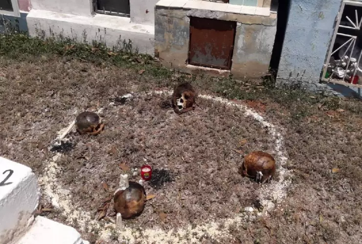 Reportan presunta brujería en panteón de Tecoh, FOTO