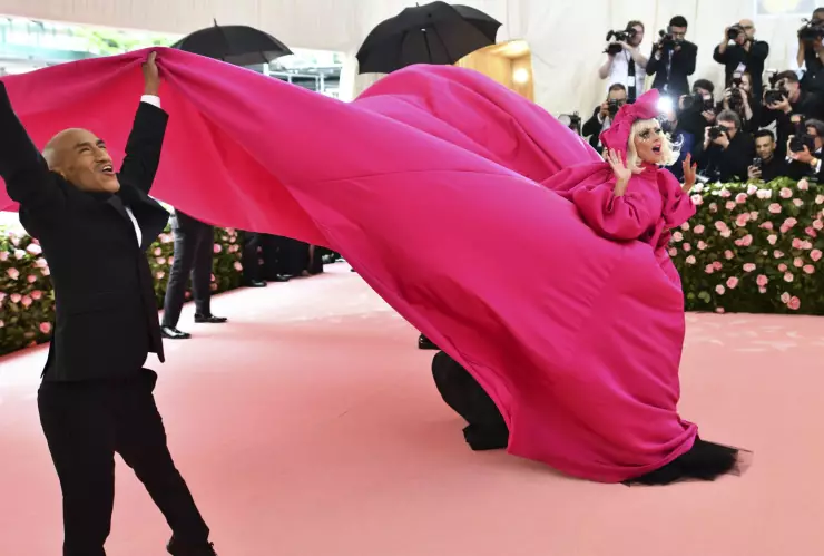 Lady Gaga llega a la gala benéfica del Instituto del Vestido del Museo Metropolitano de Arte para celebrar la inauguración de la exposición “Camp: Notes on Fashion” el lunes 6 de mayo de 2019 en Nueva York. Imagen, AP.