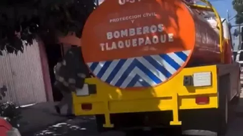 Domicilio se incendia en la colonia El Vergel: Un hombre de la tercera edad es rescatado