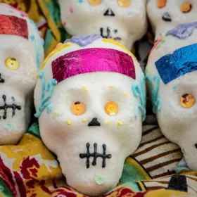Ideas DIY 3 ideas para decorar calaveritas de azúcar únicas para colocar en tu altar de Día de Muertos.jpg