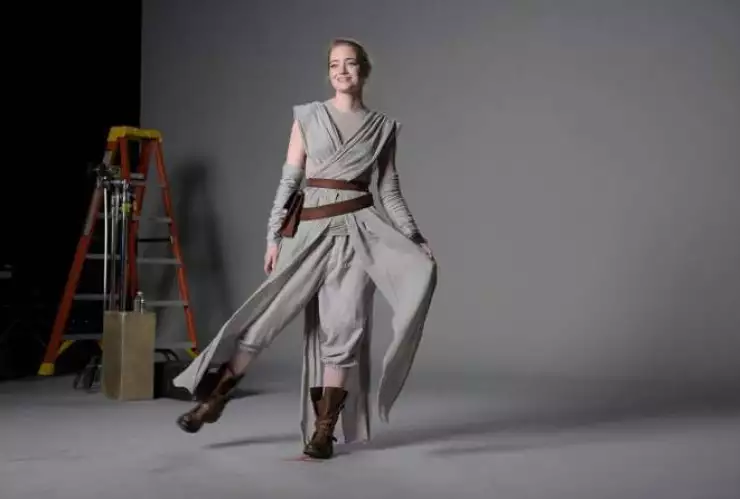 Emma Stone disfrazada como Rey