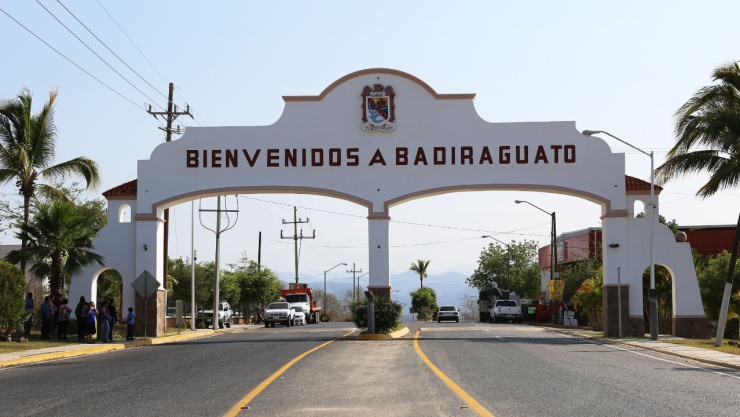 Tráiler intenta ganarle al paso del tren y termina embestido en Pecos, Texas un impactante accidente que deja dudas sobre posibles heridos. - 2026-04-07T102131.221.png