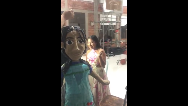 Homenajean a Yalitza Aparicio con una piñata y esta es su reacción