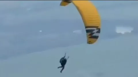 Mujer muere al caer zafarse de su paracaídas y todo quedó grabado (VIDEO)
