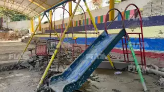 A un mes de la tragedia, escuela en Pahuatlán sigue sepultada entre lodo y piedras