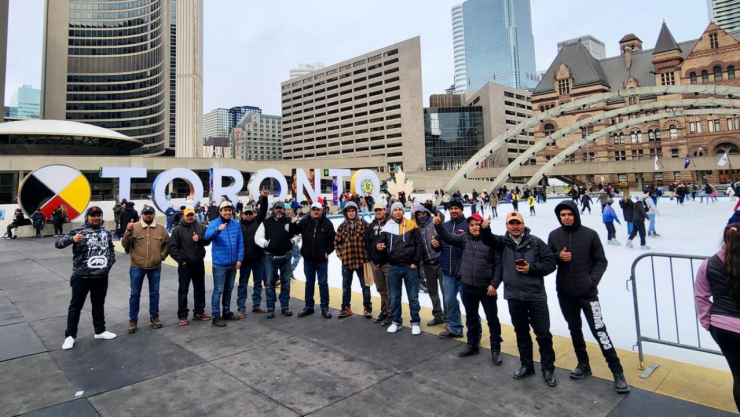 un grupo de trabajadores mexicanos que fueron aceptados mediante el programa ptat para trabajar en toronto tomándose una foto