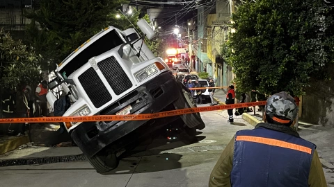 camión-cae-en-socavón-alcvaldia-iztapalapa-mientras-dormia