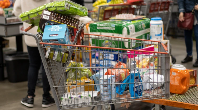 Personas llenando el carrito de la compra.
