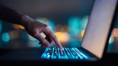 Ahora hackers pueden robar información escuchando tu teclado con una herramienta de inteligencia artificial