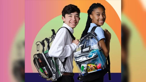 Dos alumnos adolescentes con mochilas transparentes