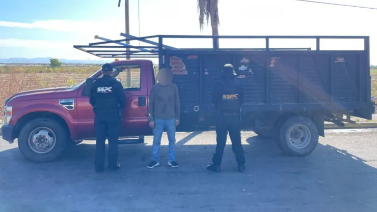 Detienen a hombre con camioneta robada en Culiacán