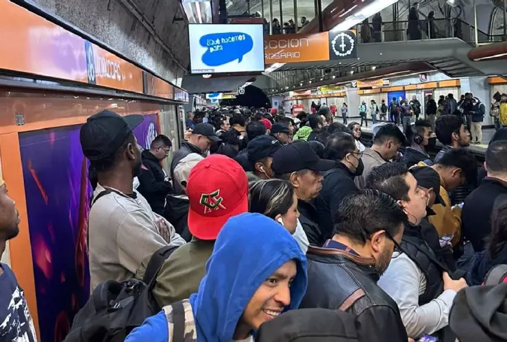 Retrasos y aglomeraciones en el Metro CDMX y Metrobús este 30 de julio