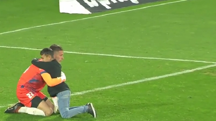Niño abraza a portero