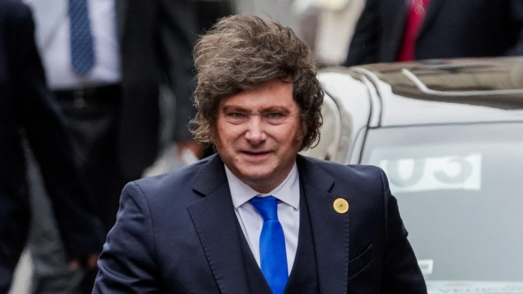 Javier Milei firma decreto para expulsar a extranjeros