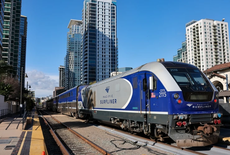 Tren de Pacific Surfliner llegando a estación en San Diego, California, proveniente de Los Ángeles