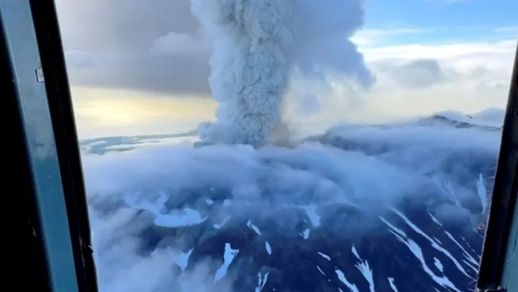 Una vista desde un helicóptero muestra la erupción del volcán Krasheninnikov en la región de Kamchatka, Rusia.