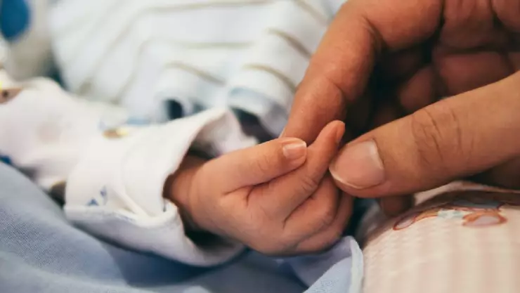 Mamá le quita la vida a su bebé de 7 meses para crear joyas con las cenizas