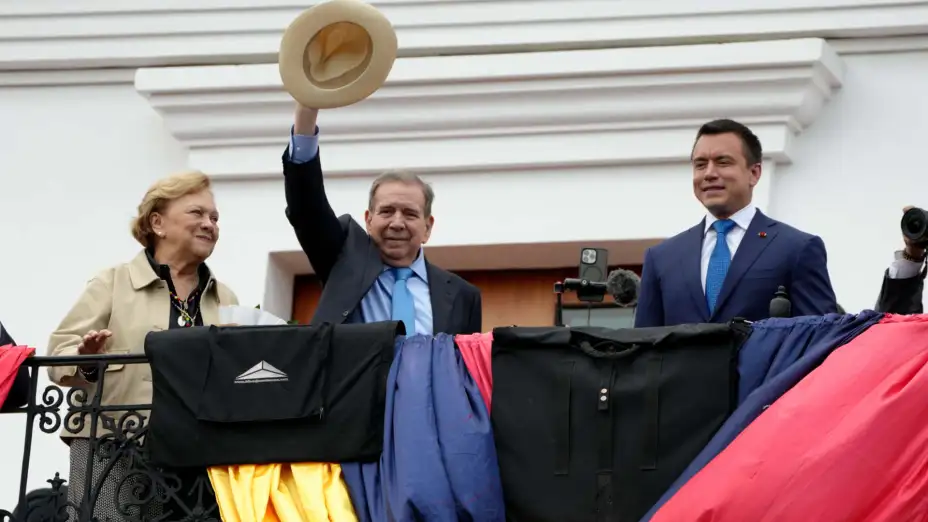 Edmundo González con el presidente ecuatoriano Daniel Noboa, (derecha).