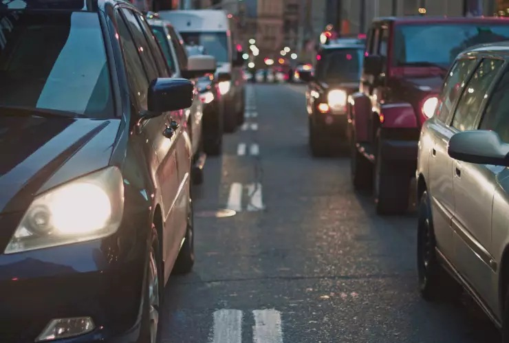 Investigan como feminicidio muerte de joven arrojada en Periférico Sur.