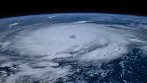 Qué necesitas hacer para prepararte cuando hay un huracán como Beryl.jpg